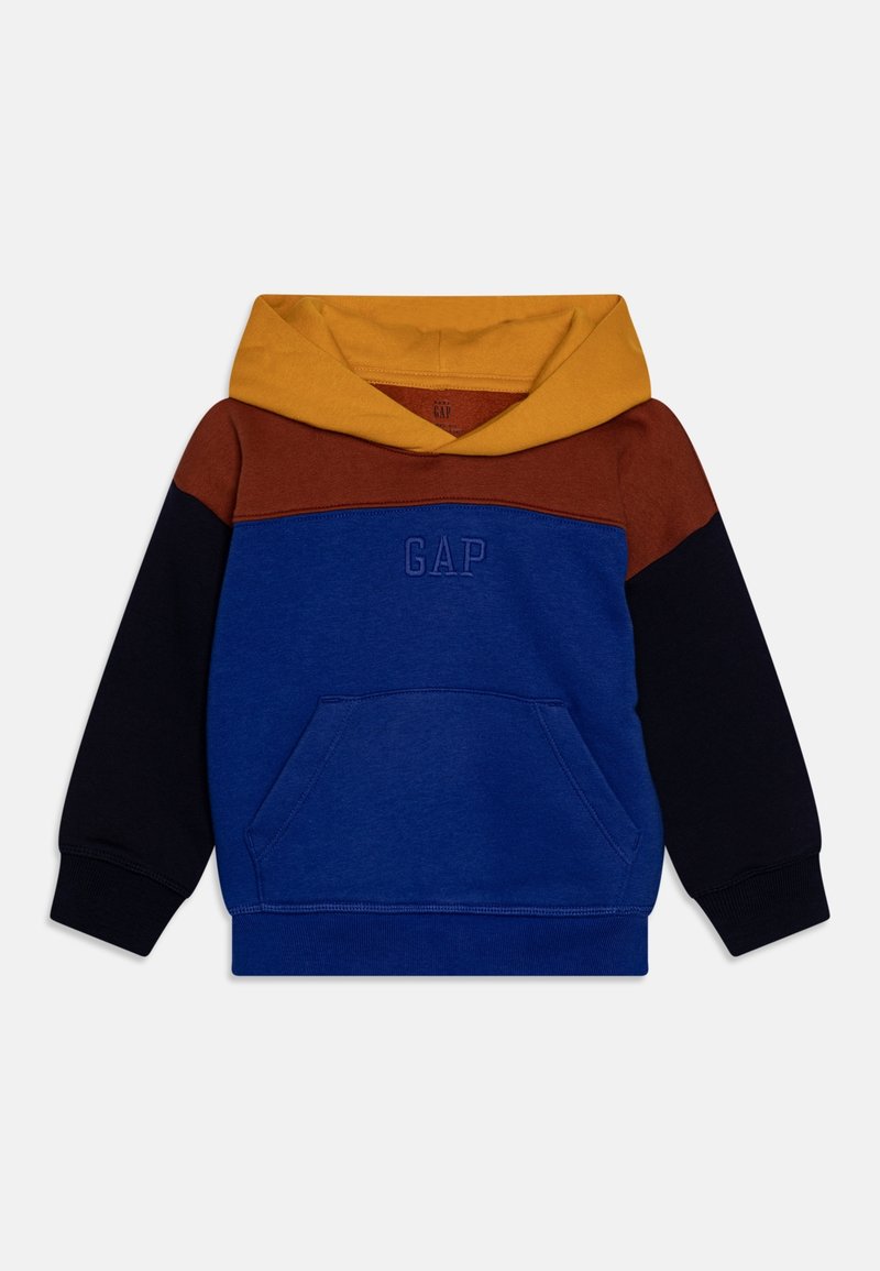 Sweat à capuche enfant avec capuche jaune moutarde, empiècement aux épaules marron rouille, poitrine et corps bleus, manches noires, avec une poche avant et le logo GAP.