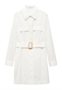 Robe blanche à manches longues en œillet, avec col, boutons devant, deux poches poitrine et une taille ceinturée avec une boucle rectangulaire.