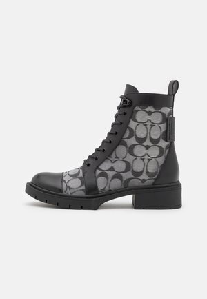 Bottine noire et grise à lacets avec panneaux en tissu à motifs et semelle épaisse avec talon.