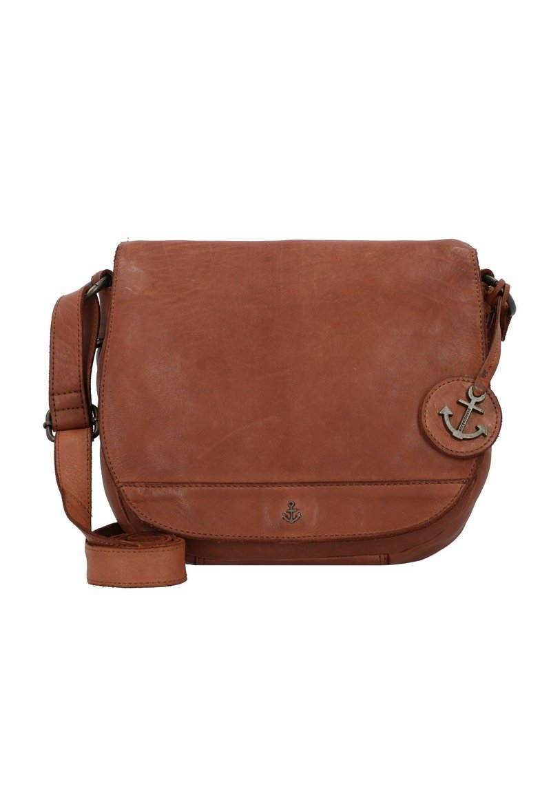 Braune Leder-Crossbody-Tasche mit Klappverschluss, verstellbarem Riemen und metallischem Ankeranhänger. Glatte Textur, minimale Nähte.