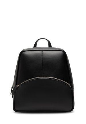 Czarny skórzany plecak z górnym uchwytem i dużą, zakrzywioną przednią kieszenią na suwak, pokazany na białym tle.