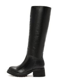 Bota de cuero negro hasta la rodilla con un acabado texturizado, punta redondeada y suela gruesa con dibujo. Presenta un resistente tacón cuadrado para mayor soporte.