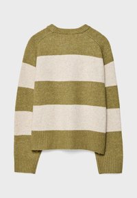 Pull tricot rayé vert et beige avec manches longues et poignets et ourlet côtelés, montré de dos sur un fond gris clair.