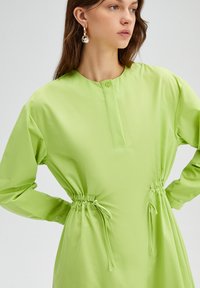 Touché Privé FRILLY WAISTED POPLIN - MODEST - Denné šaty - green