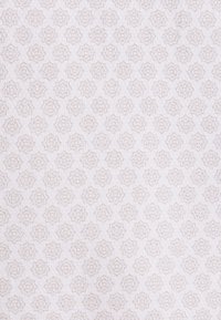 Tissu présentant un motif floral beige clair sur un fond blanc doux et texturé, créant un design subtil et répétitif.