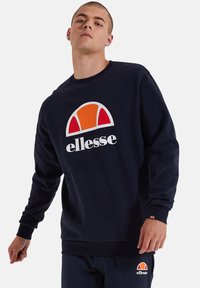 Sudadera navy hecha de tela suave que presenta un gran logo multicolor con un diseño rojo y naranja. Puños y dobladillo acanalados.