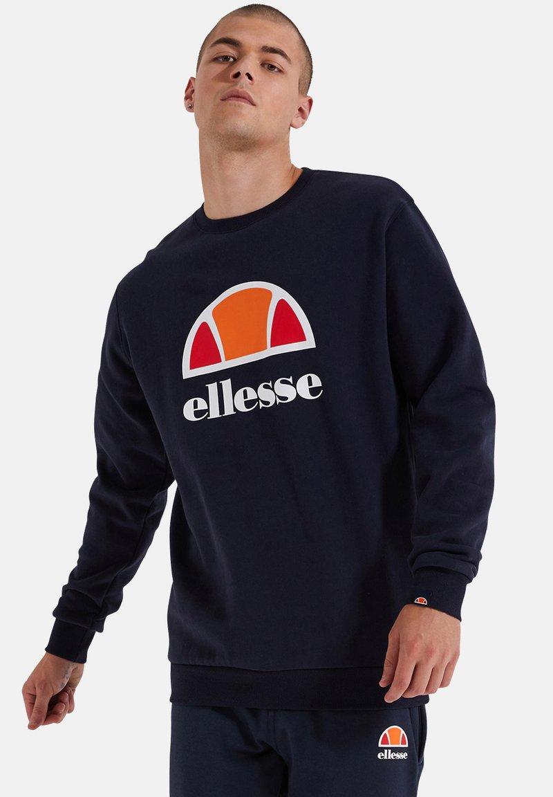Sudadera navy hecha de tela suave que presenta un gran logo multicolor con un diseño rojo y naranja. Puños y dobladillo acanalados.