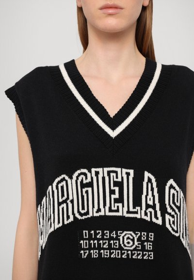 Top sem mangas de malha preta com um decote em V profundo, detalhes em riscas brancas e texto em destaque com padrões numéricos na parte da frente.
