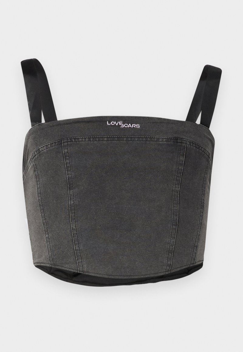 Top corto in denim grigio scuro, con spalline regolabili, un corpetto aderente e dettagli di cucitura a contrasto. Logo visibile sul davanti.