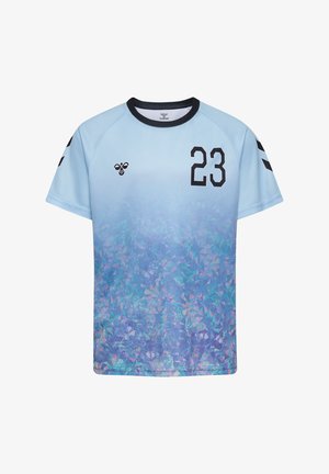 Hellblaues Sportshirt mit der schwarzen Nummer 23 auf der Brust, schwarzem Kragen und einem geometrischen Muster in Blau- und Lilatönen auf der unteren Hälfte.