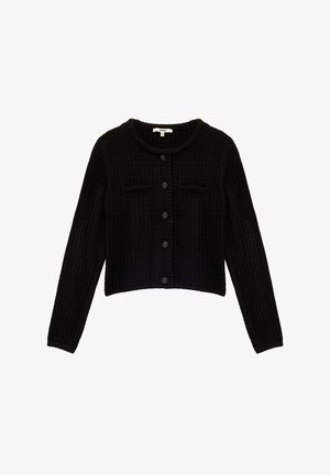 Cardigan noir court avec un tricot côtelé texturé, col rond, devant à boutons et deux poches plaquées. Présente des boutons noirs.