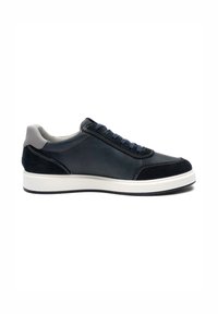 Herren-Sneaker aus marineblauem Leder mit niedriger Schnittführung, weißer Sohle, grauem Fersenakzent und marineblauen Schnürsenkeln, seitlich auf weißem Hintergrund gezeigt.