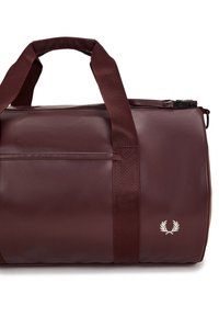 Borsa a viaggio bordeaux realizzata in materiale sintetico liscio, con due manici, chiusura con cerniera e logo bianco. Base piatta per garantire stabilità.