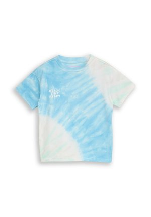Niebiesko-biały t-shirt z krótkim rękawem w stylu tie-dye z napisem „BEACH TIME READY” na lewej stronie klatki piersiowej.