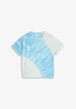 T-shirt manches courtes tie-dye bleu et blanc avec le texte « BEACH TIME READY » sur la zone gauche de la poitrine.