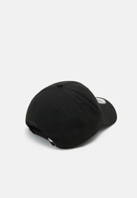 Gorra de béisbol negra con visera curvada, tela texturizada, correa ajustable en la parte trasera y ojales de ventilación para transpirabilidad.