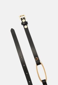 Cinturón de cuero negro con una hebilla dorada y un acento ovalado, textura suave y múltiples agujeros para un ajuste regulable.