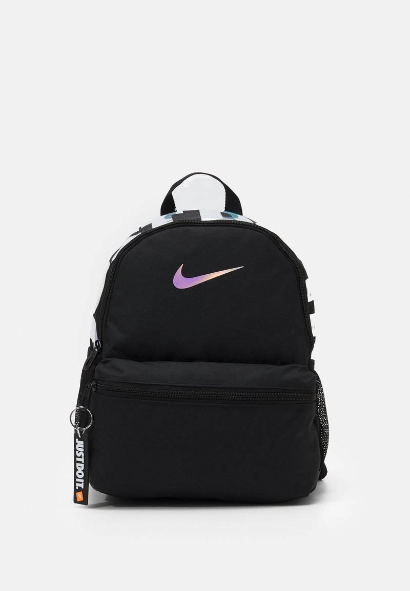 Mochila negra con un destacado logo de Nike en púrpura, tela texturizada, bolsillo frontal con cremallera y bolsillo lateral de malla. Cuenta con un asa en la parte superior.