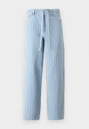 Jeans de mezclilla azul claro con rayas blancas verticales, de cintura alta, corte holgado, con pasadores para cinturón y dobladillo deshilachado. Dos bolsillos frontales y cierre de cremallera.