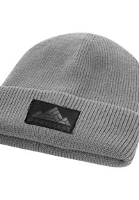 Grijze gebreide beanie met een geribbelde textuur, voorzien van een zwart rechthoekig label met een reliëf berglogo en het woord "PROTEST."