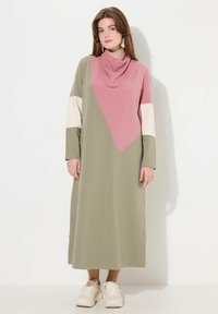 Dlouhé šaty s barevným blokováním, které mají cowl výstřih, v designu s zelenou, růžovou a krémovou barvou, vyrobené z jemné, lehké látky.