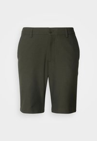 Shorts pour hommes sur mesure de couleur vert foncé avec fermeture à boutons et passants de ceinture, exposés sur un fond uni.
