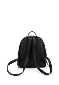 Zaino in pelle nera con superficie testurizzata, doppie tracolle, manico superiore e chiusura con zip. Design minimalista senza hardware visibile.