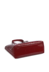 Borsa a mano rossa in plastica con un motivo geometrico testurizzato, base piatta e due manici. Presenta una finitura liscia e lucida.