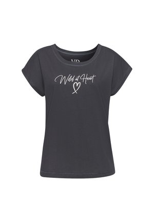 Pelēks kokvilnas T-krekls ar apaļu kakla izgriezumu un īsām piedurknēm; uz tā ir balti drukāts teksts "Wild at Heart" ar sirds dizainu.