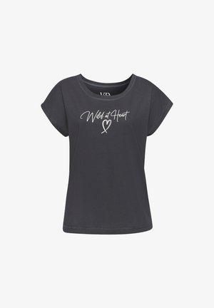 Siva pamučna majica s okruglim izrezom i kratkim rukavima; sadrži bijeli otisak teksta "Divlji u srcu" s dizajnom srca.