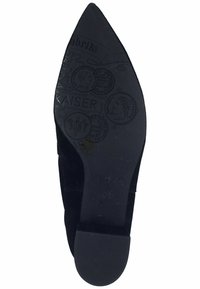 Czarna zamszowa wysoka szpilka z ostrym noskiem, teksturowanym gumowym obcasem oraz tłoczonym logo i dekoracyjnymi wzorami na podeszwie.