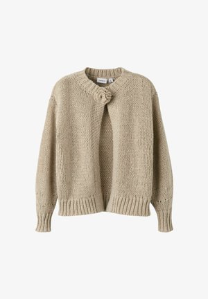 Beige gebreide cardigan met een ronde halslijn, open voorkant en een decoratieve knoopdetail bij de sluiting. Heeft lange mouwen en ribgebreide manchetten.