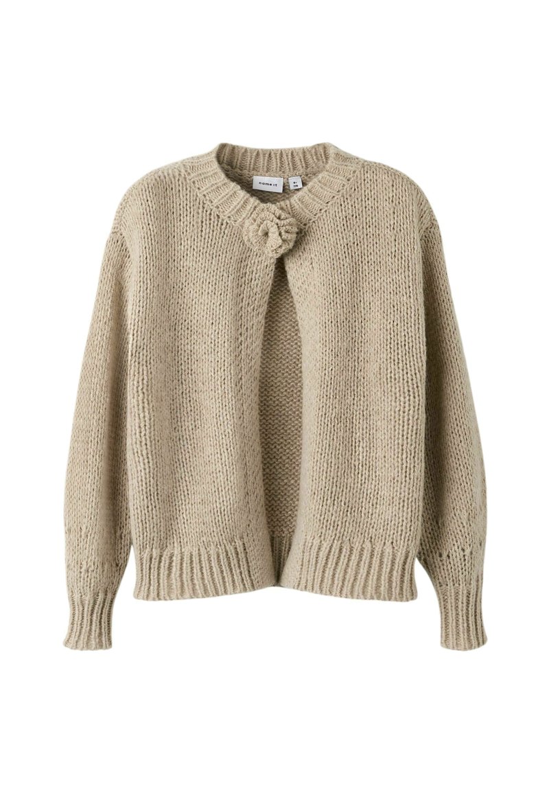 Cardigan en tricot beige avec un col rond, une ouverture sur le devant et un détail de nœud décoratif à la fermeture. Il présente des manches longues et des poignets côtelés.