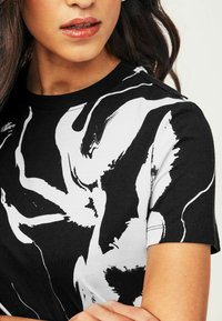 Next REGULAR FIT - Trikotaažkleit - black animal