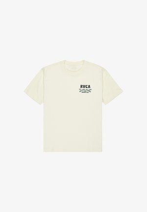 RVCA creme Baumwoll-T-Shirt mit kurzen Ärmeln, das ein grünes Grafiklogo im linken Brustbereich zeigt. Klassisches Rundhalsdesign.