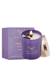 Fioletowa świeca w szklanym pojemniku z drewnianym wickiem, z kryształami ametystu. Zawiera metalową złotą pokrywkę i zapach lawendy.