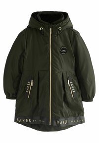 Chaqueta acolchada verde oliva con capucha, detalles en dorado, cierre frontal, puños elásticos, dos bolsillos laterales y marca impresa en el dobladillo.