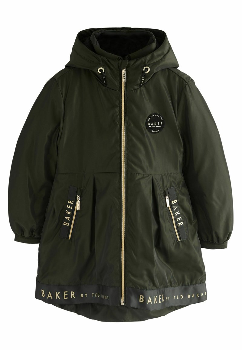Chaqueta acolchada verde oliva con capucha, detalles en dorado, cierre frontal, puños elásticos, dos bolsillos laterales y marca impresa en el dobladillo.