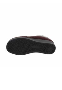 Pantofole bordeaux con suola in gomma nera caratterizzate da un motivo testurizzato, accentuate da una morbida fodera grigia lungo l'apertura.