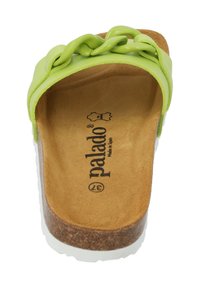Sandale à glissière verte avec un accent de chaîne épaisse, semelle en liège et semelle extérieure blanche. Présente une marquage en relief à l'intérieur.