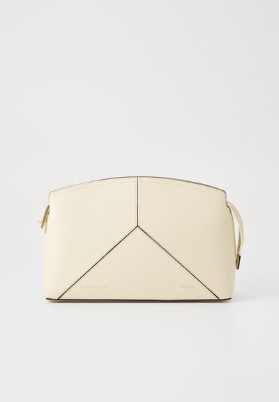 Geantă din piele de culoare crem, cu un design structurat, prezentând un model geometric, cusături contrastante și închidere cu fermoar.