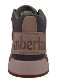 Brązowe i szare sneakersy z materiałów z zamszu i siateczki, z wyściełanym kołnierzem oraz wytłoczonym logo na pięcie. Gumowa podeszwa o teksturowanym wykończeniu.