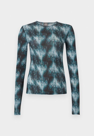 Κοντομάνικη εφαρμοστή μπλούζα με στρογγυλή λαιμόκοψη, με αφηρημένο μοτίβο πινελιές σε τιρκουάζ, μαύρο και λευκό.