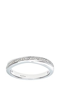 Anillo de platino con un diseño curvado, que presenta una fila de pequeños diamantes engastados en un canal a lo largo de la parte superior. Interior pulido y bordes suaves.