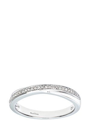 Platynowy pierścionek o zakrzywionym wzorze, z rzędem małych diamentów osadzonych w kanale wzdłuż górnej części. Polerowane wnętrze i gładkie krawędzie.