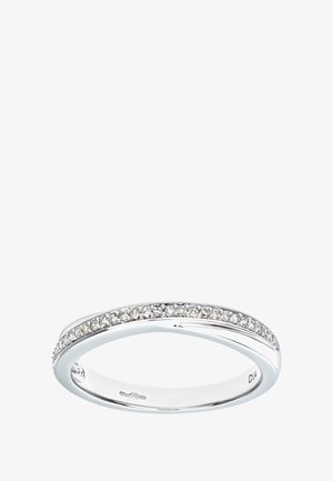 Platinis žiedas su išlenktu dizainu, turintis smulkių deimantų eilutę, įtvirtintą kanale viršuje. Poliruota vidinė dalis ir lygūs kraštai.