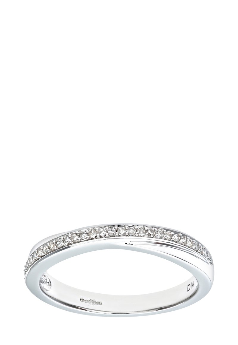 Anillo de platino con un diseño curvado, que presenta una fila de pequeños diamantes engastados en un canal a lo largo de la parte superior. Interior pulido y bordes suaves.