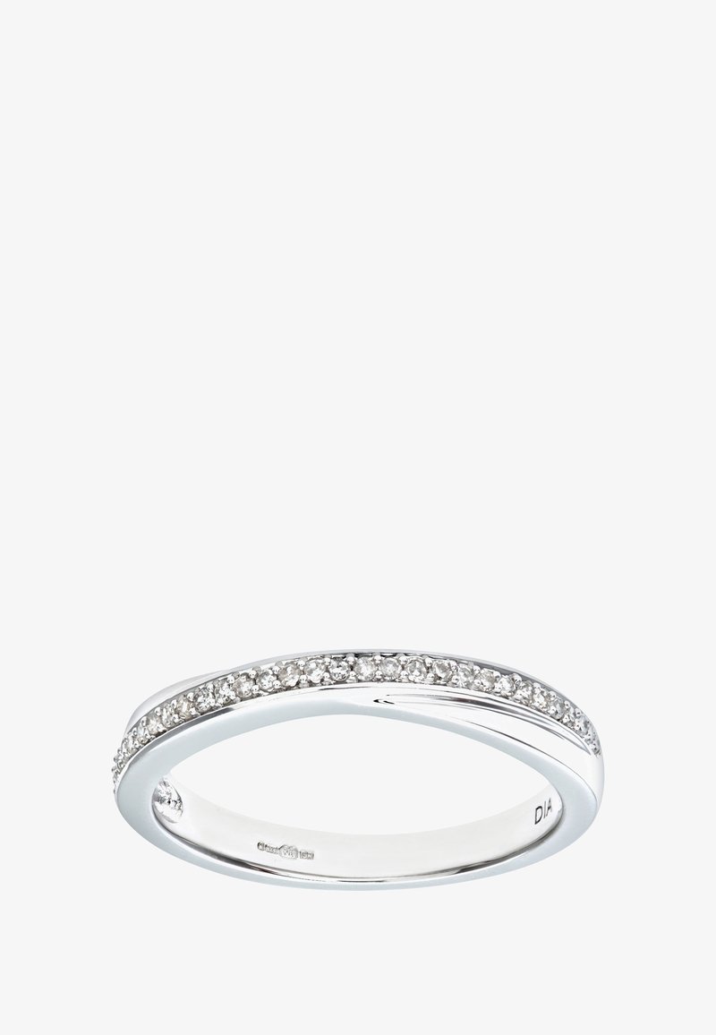 Anillo de platino con un diseño curvado, que presenta una fila de pequeños diamantes engastados en un canal a lo largo de la parte superior. Interior pulido y bordes suaves.