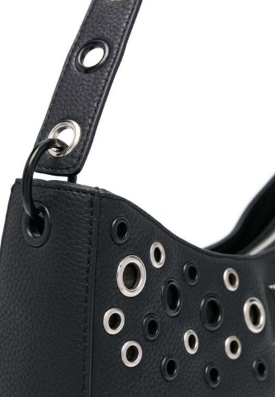 Borsa a tracolla in pelle nera con occhietti circolari in argento e nero, finitura testurizzata e tracolla con dettagli in metallo.