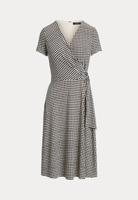 Czarna i biała sukienka w wzór houndstooth z krótkimi rękawami, dekoltem w serek i przypiętym paskiem, wykonana z gładkiego, lekkiego materiału.